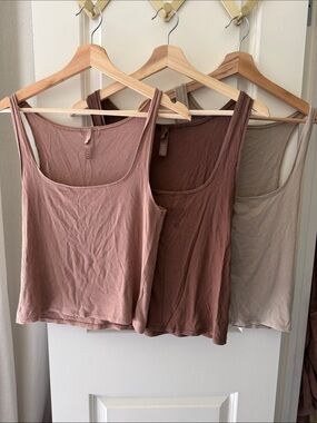 Skims Scoop Neck Tank Tops (3pack) - Neutral Mauve, Brown, Taupe